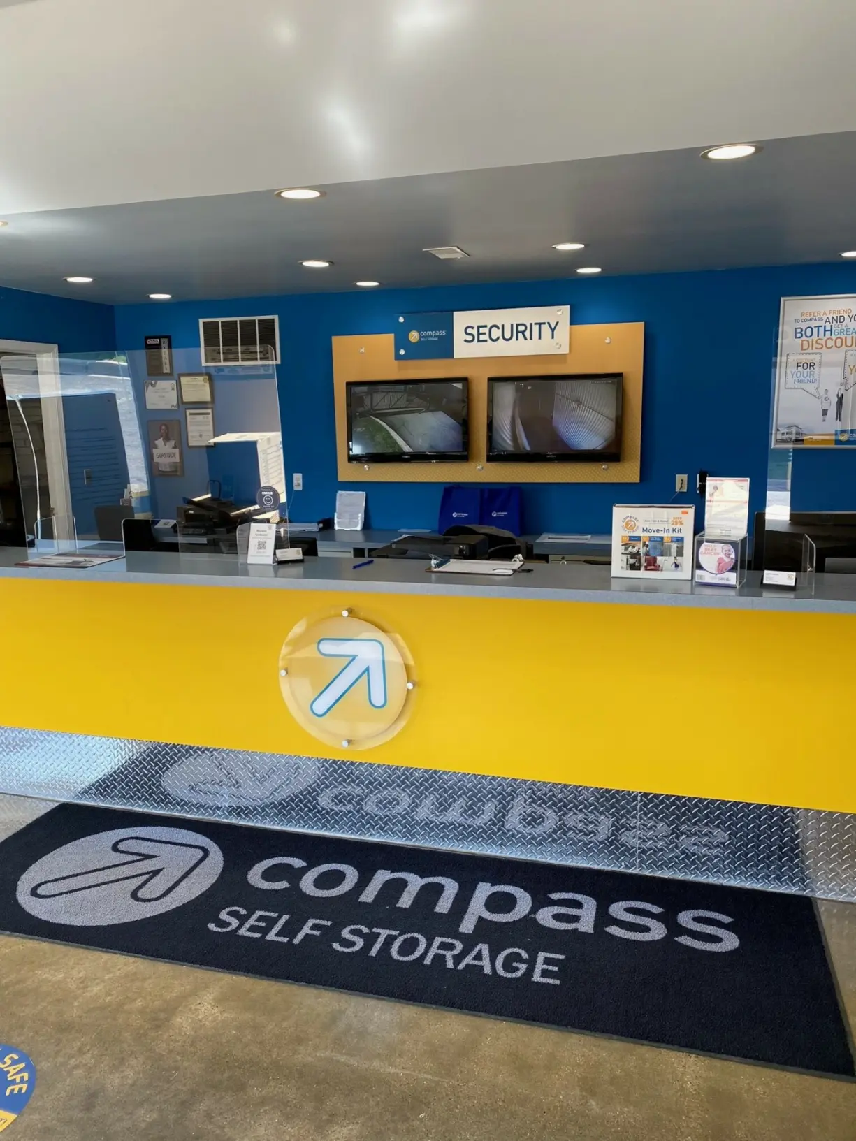 Groesbeck Highway front desk.